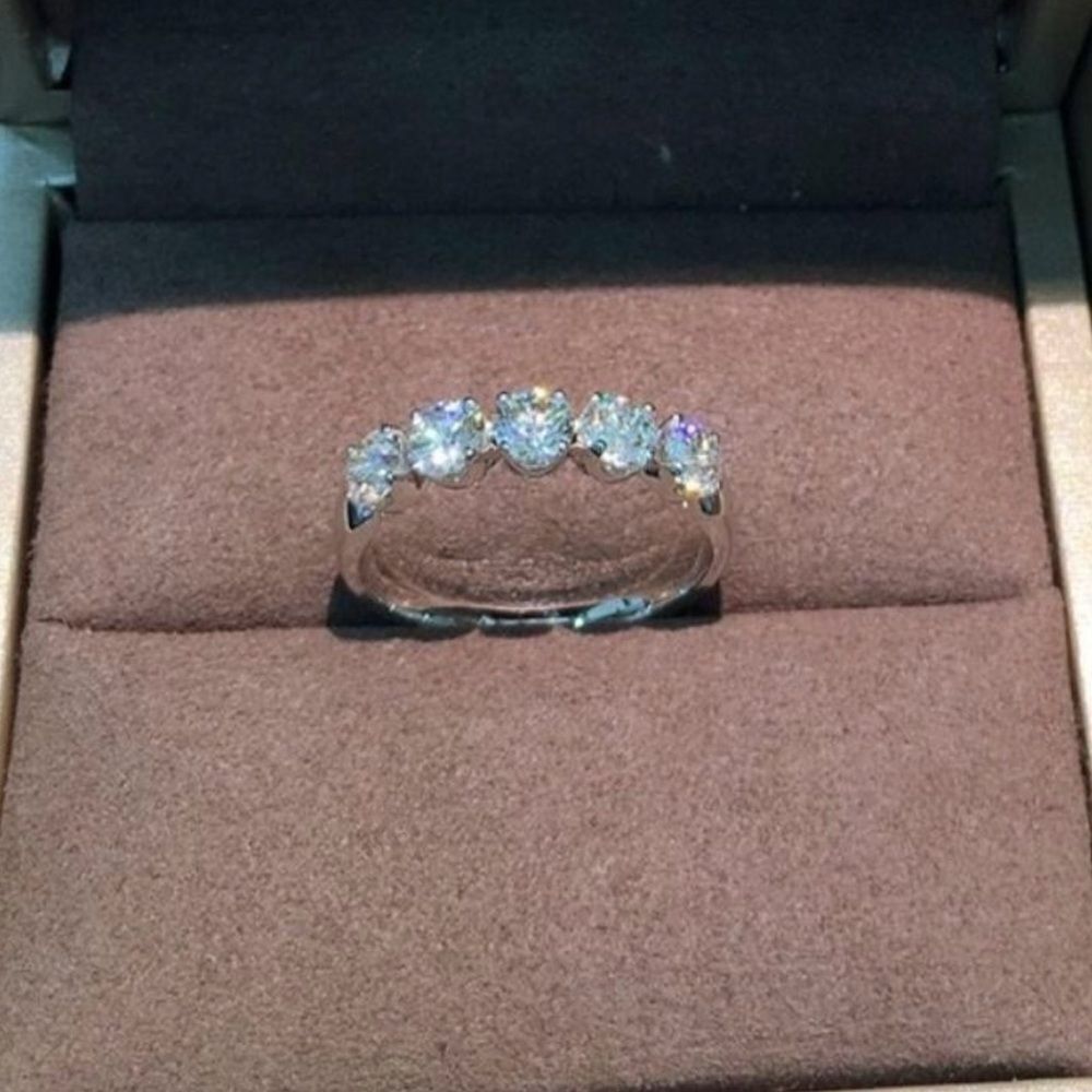 🩶 Elegant CZ Multistone Silver Women's Ring Size 8 🩶